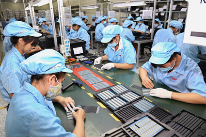Chuyền lắp ráp linh kiện điện tử trong nhà máy